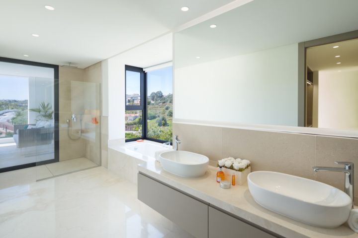 Los Olivos 4 - Contemporary Frontline Golf Proeprty in Nueva Andalucia