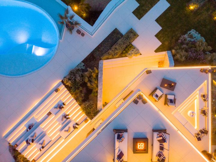 La Toca - Elegant Property with Modern Design in El Herrojo