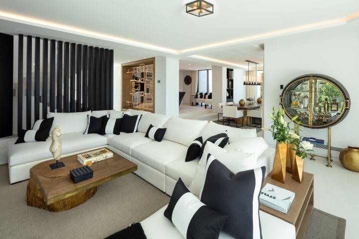 La Toca - Elegant Property with Modern Design in El Herrojo