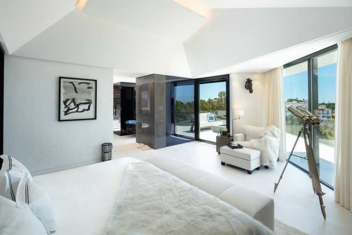 La Toca - Elegant Property with Modern Design in El Herrojo