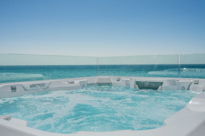 Villa Costabella - Primera línea de playa en Marbella