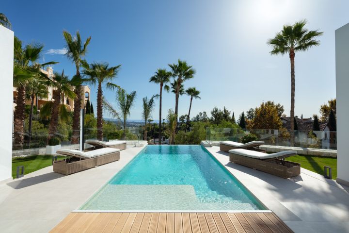 Villa Leo - Luxurious Frontline Golf Property in El Herrojo