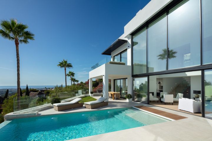 Villa Leo - Luxurious Frontline Golf Property in El Herrojo