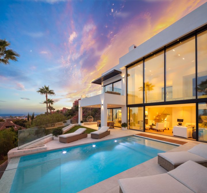 Villa Leo - Luxurious Frontline Golf Property in El Herrojo