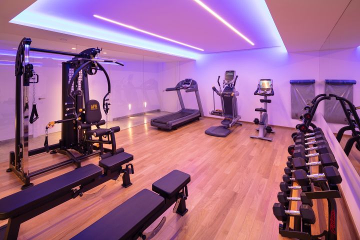 Villa con 5 dormitorios y 5 baños - Casa moderna a medida con diseño moderno