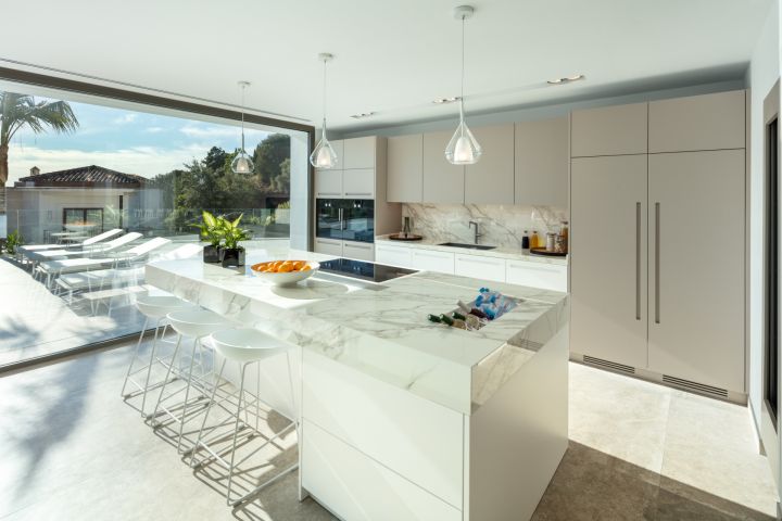 Villa con 5 dormitorios y 5 baños - Casa moderna a medida con diseño moderno