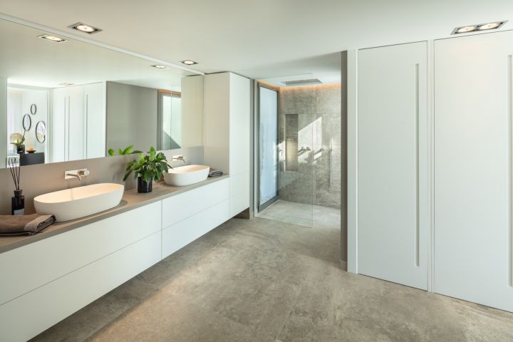 Villa con 5 dormitorios y 5 baños - Casa moderna a medida con diseño moderno