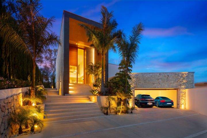 Villa con 5 dormitorios y 5 baños - Casa moderna a medida con diseño moderno