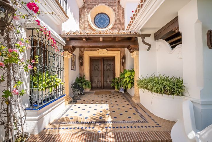 Villa de estilo mediterráneo junto a la playa en venta en Marbella Este - Propiedad de lujo con encanto andaluz