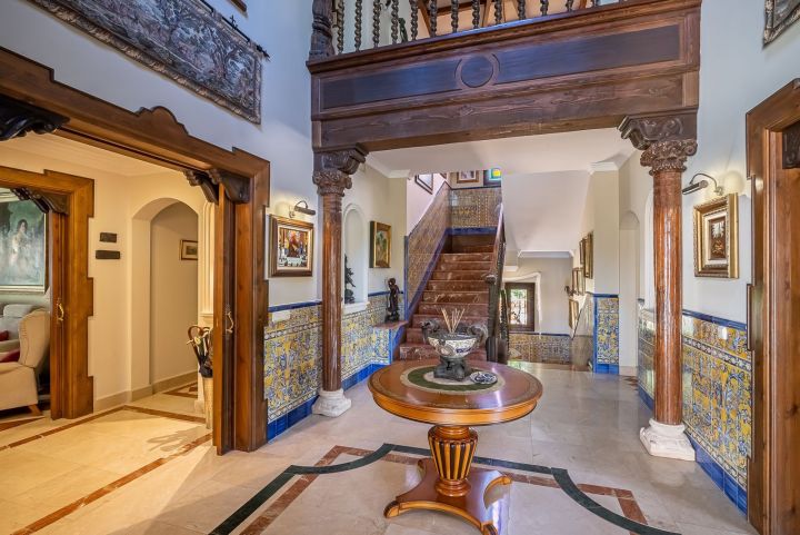 Villa de estilo mediterráneo junto a la playa en venta en Marbella Este - Propiedad de lujo con encanto andaluz