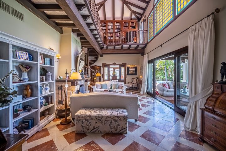 Villa de estilo mediterráneo junto a la playa en venta en Marbella Este - Propiedad de lujo con encanto andaluz