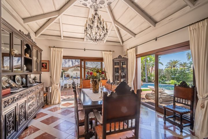 Villa de estilo mediterráneo junto a la playa en venta en Marbella Este - Propiedad de lujo con encanto andaluz