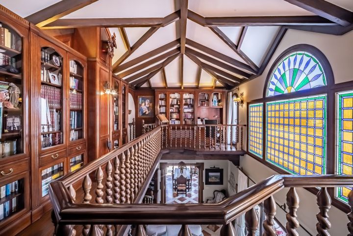 Villa de estilo mediterráneo junto a la playa en venta en Marbella Este - Propiedad de lujo con encanto andaluz