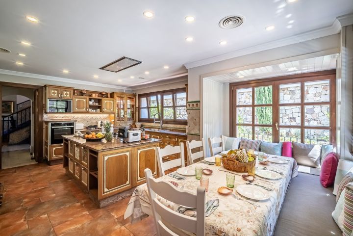 Villa de estilo mediterráneo junto a la playa en venta en Marbella Este - Propiedad de lujo con encanto andaluz