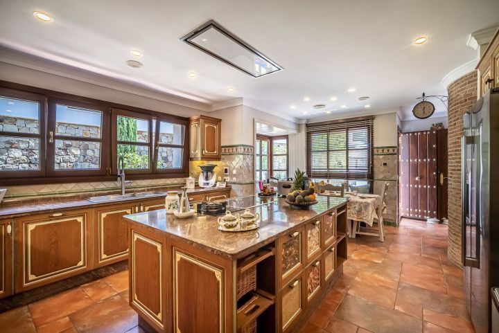 Villa de estilo mediterráneo junto a la playa en venta en Marbella Este - Propiedad de lujo con encanto andaluz