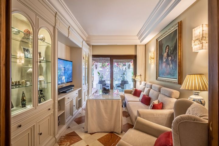 Villa de estilo mediterráneo junto a la playa en venta en Marbella Este - Propiedad de lujo con encanto andaluz