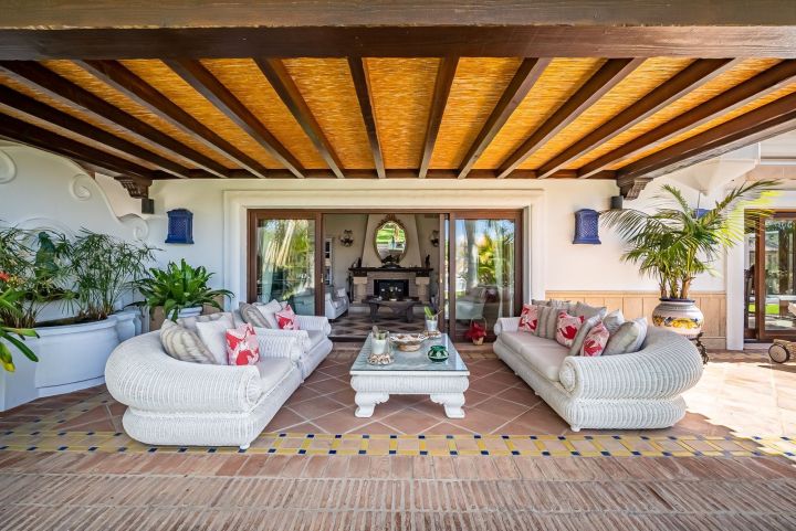 Villa de estilo mediterráneo junto a la playa en venta en Marbella Este - Propiedad de lujo con encanto andaluz