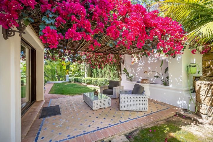 Villa de estilo mediterráneo junto a la playa en venta en Marbella Este - Propiedad de lujo con encanto andaluz
