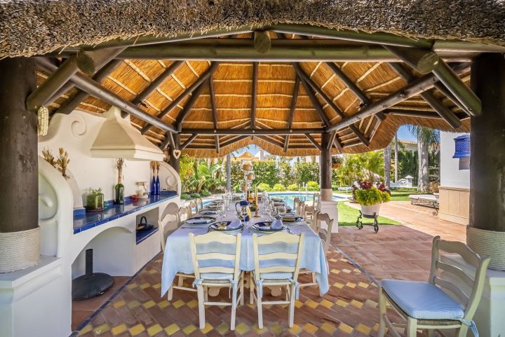 Villa de estilo mediterráneo junto a la playa en venta en Marbella Este - Propiedad de lujo con encanto andaluz
