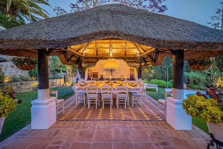 Villa de estilo mediterráneo junto a la playa en venta en Marbella Este - Propiedad de lujo con encanto andaluz