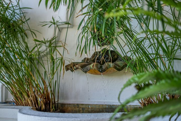 Villa de estilo mediterráneo junto a la playa en venta en Marbella Este - Propiedad de lujo con encanto andaluz