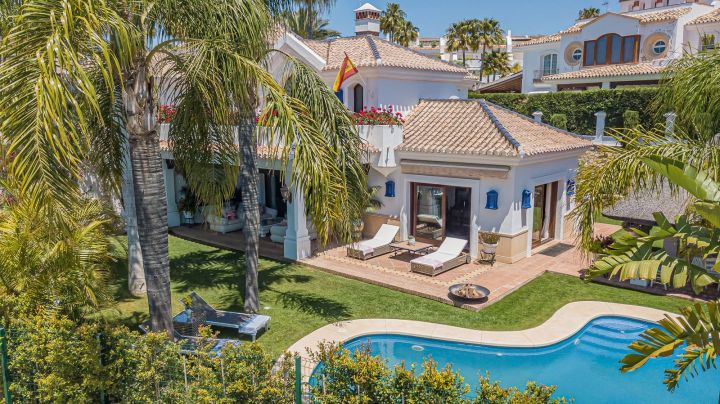 Villa de estilo mediterráneo junto a la playa en venta en Marbella Este - Propiedad de lujo con encanto andaluz