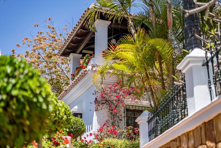 Villa de estilo mediterráneo junto a la playa en venta en Marbella Este - Propiedad de lujo con encanto andaluz