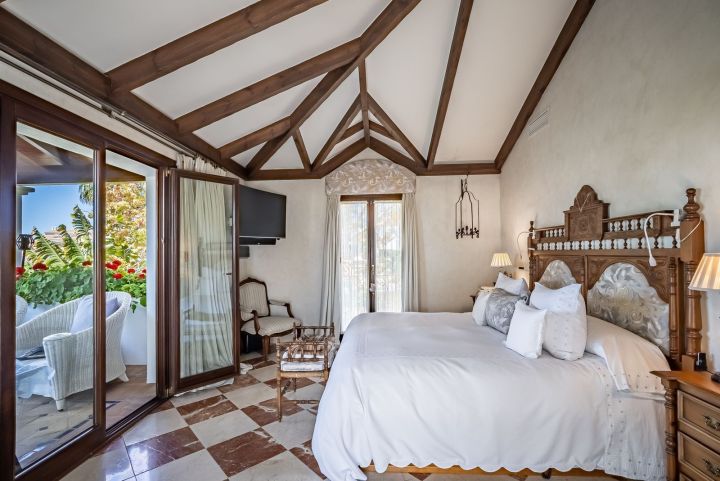 Villa de estilo mediterráneo junto a la playa en venta en Marbella Este - Propiedad de lujo con encanto andaluz