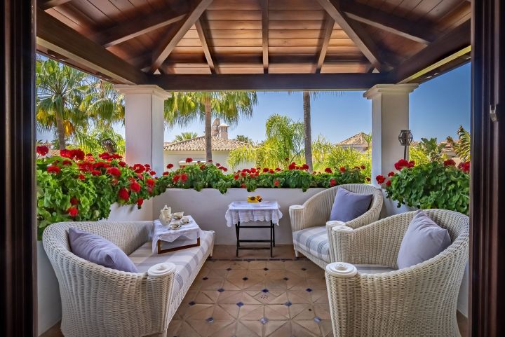 Villa de estilo mediterráneo junto a la playa en venta en Marbella Este - Propiedad de lujo con encanto andaluz