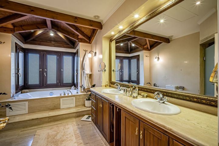 Villa de estilo mediterráneo junto a la playa en venta en Marbella Este - Propiedad de lujo con encanto andaluz