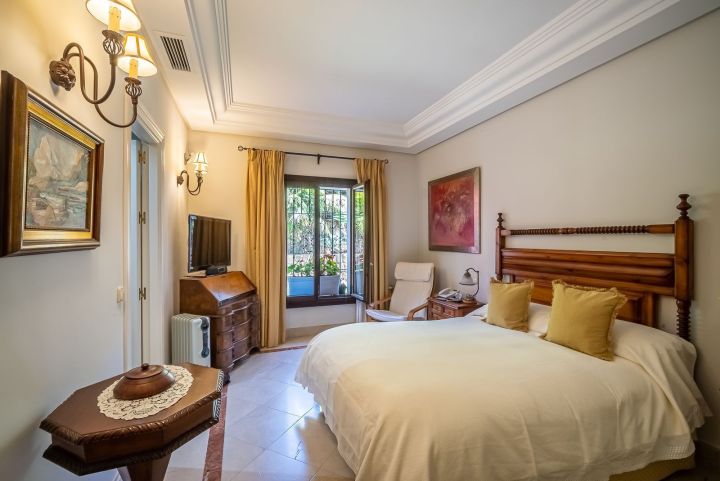 Villa de estilo mediterráneo junto a la playa en venta en Marbella Este - Propiedad de lujo con encanto andaluz