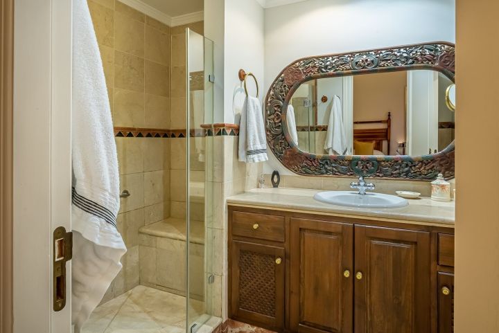 Villa de estilo mediterráneo junto a la playa en venta en Marbella Este - Propiedad de lujo con encanto andaluz