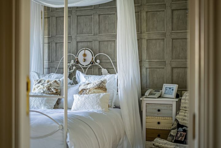 Villa de estilo mediterráneo junto a la playa en venta en Marbella Este - Propiedad de lujo con encanto andaluz