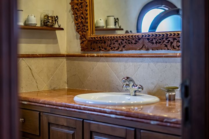 Villa de estilo mediterráneo junto a la playa en venta en Marbella Este - Propiedad de lujo con encanto andaluz