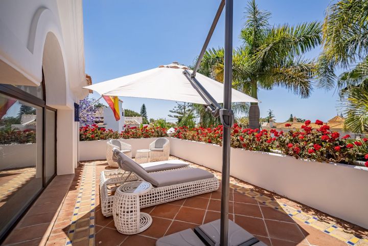 Villa de estilo mediterráneo junto a la playa en venta en Marbella Este - Propiedad de lujo con encanto andaluz