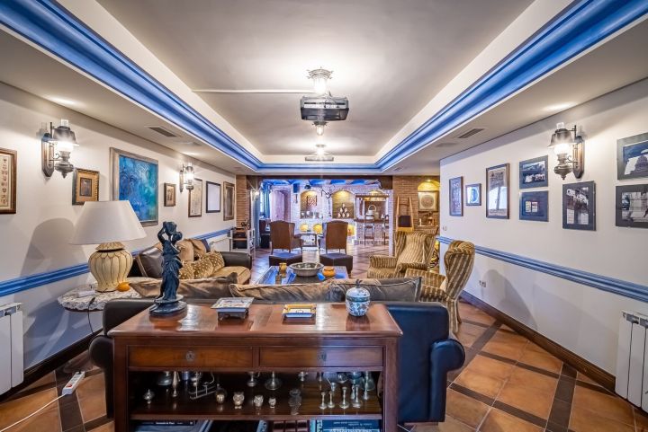 Villa de estilo mediterráneo junto a la playa en venta en Marbella Este - Propiedad de lujo con encanto andaluz