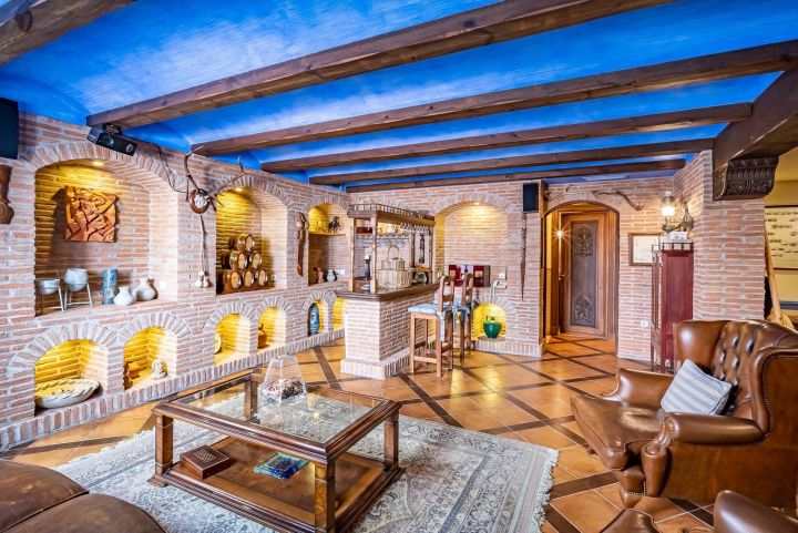 Villa de estilo mediterráneo junto a la playa en venta en Marbella Este - Propiedad de lujo con encanto andaluz