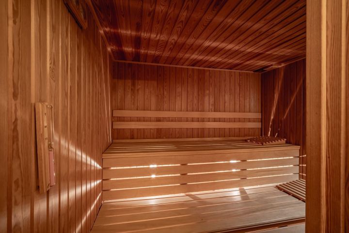 Villa de estilo mediterráneo junto a la playa en venta en Marbella Este - Propiedad de lujo con encanto andaluz