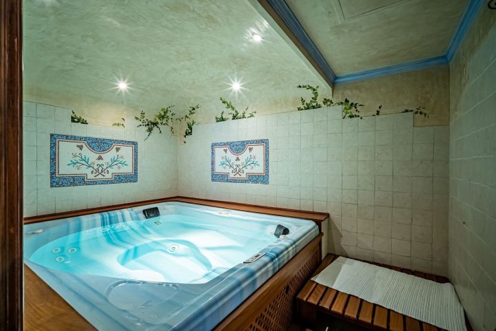 Villa de estilo mediterráneo junto a la playa en venta en Marbella Este - Propiedad de lujo con encanto andaluz