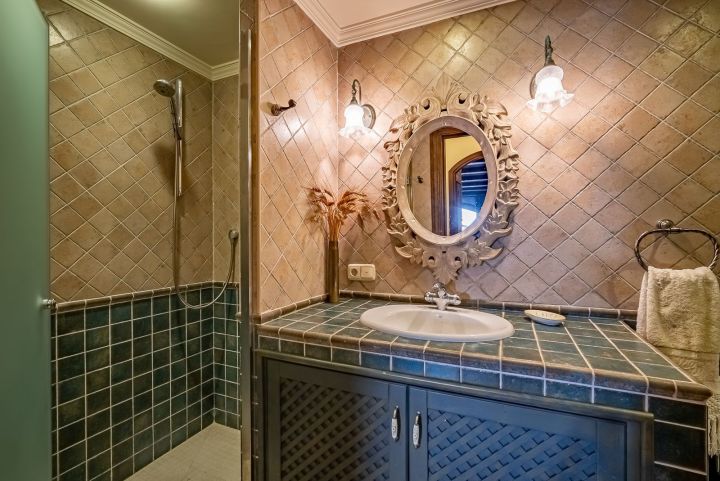 Villa de estilo mediterráneo junto a la playa en venta en Marbella Este - Propiedad de lujo con encanto andaluz