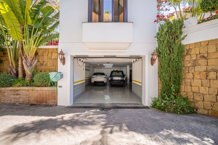 Villa de estilo mediterráneo junto a la playa en venta en Marbella Este - Propiedad de lujo con encanto andaluz