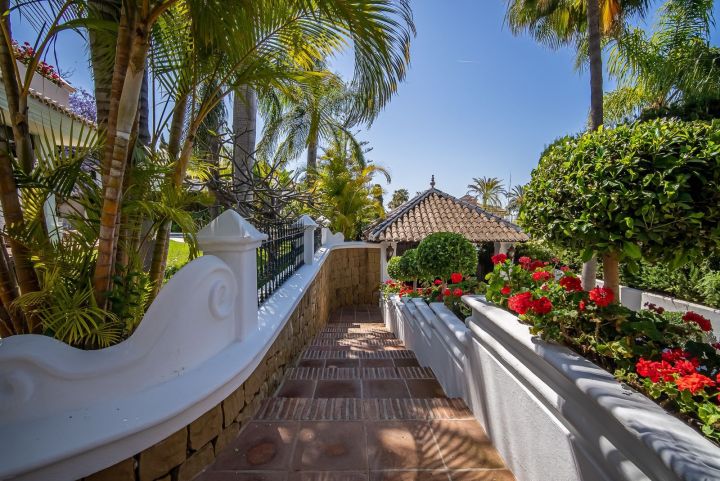 Villa de estilo mediterráneo junto a la playa en venta en Marbella Este - Propiedad de lujo con encanto andaluz