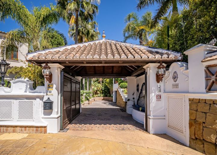 Villa de estilo mediterráneo junto a la playa en venta en Marbella Este - Propiedad de lujo con encanto andaluz