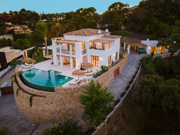 Villa Vittoria - Contemporary Elegant Villa with Stunning Sea Views