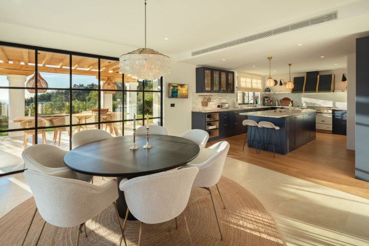 Villa Vittoria - Contemporary Elegant Villa with Stunning Sea Views