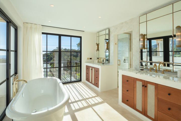 Villa Vittoria - Contemporary Elegant Villa with Stunning Sea Views