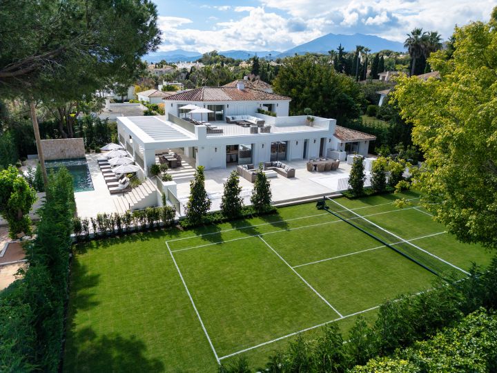 Villa Summer - Property with full-size private grass tennis court