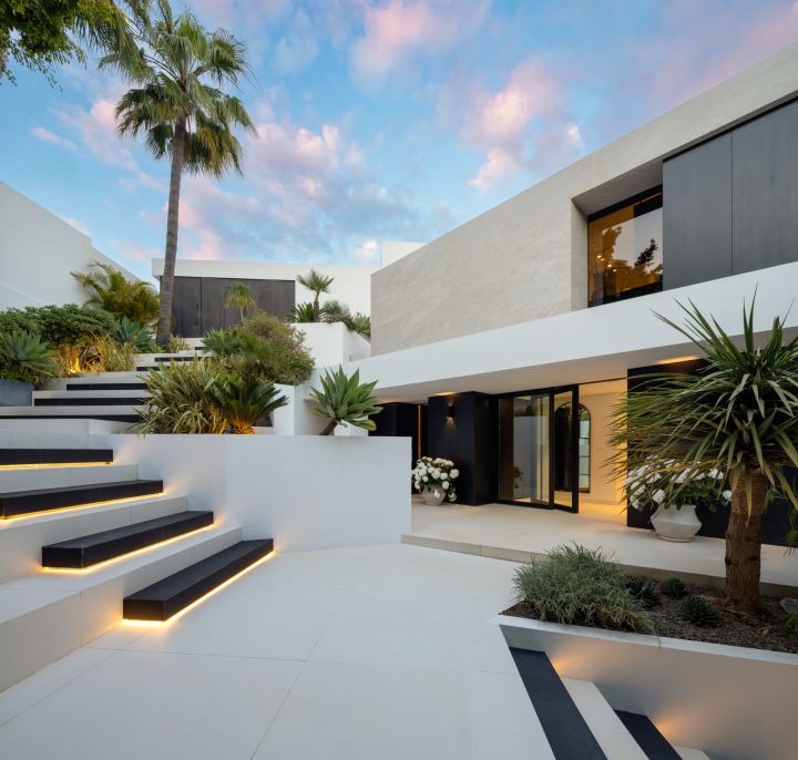 La Toca - Upscale Stylish Home in a Gated Community