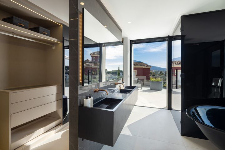 La Toca - Upscale Stylish Home in a Gated Community