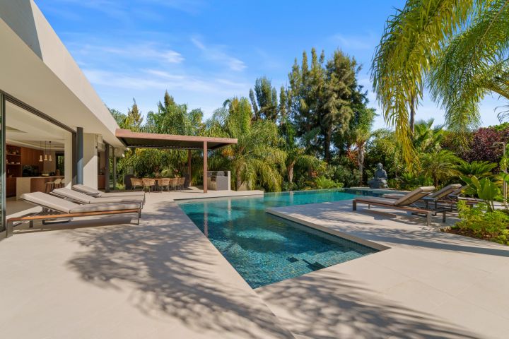 Las Chapas 5 - Villa Moderna Única con Detalles Llamativas